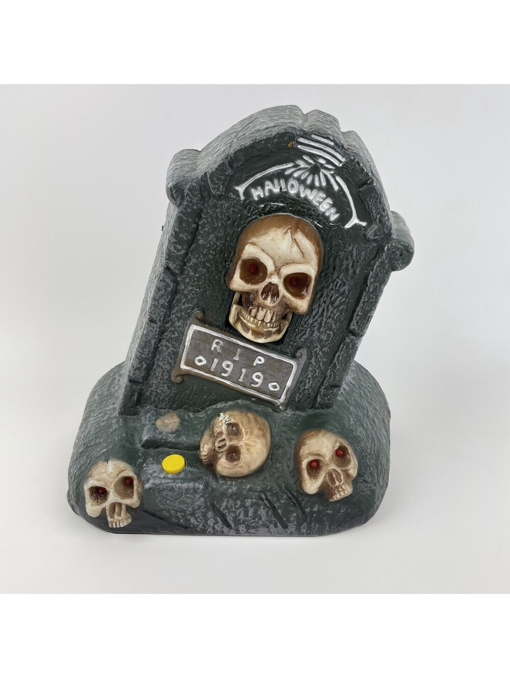 1997 Gemmy Howlin’ Tombstone Halloween Skull Singing Hot Hot Hot
